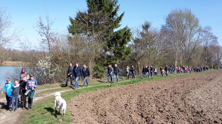 Schnatgang mit 80 Teilnehmer auf dem Weg zum Nordpunkt von Anreppen