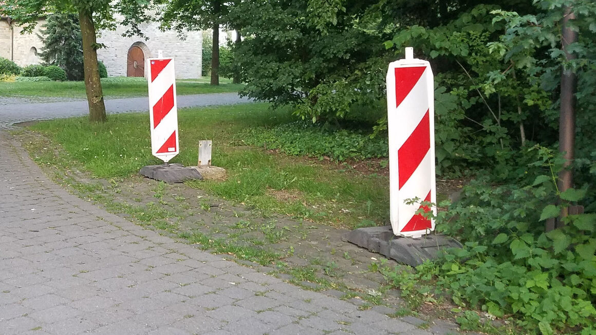 Infotafel an der Kirche umgeputzt