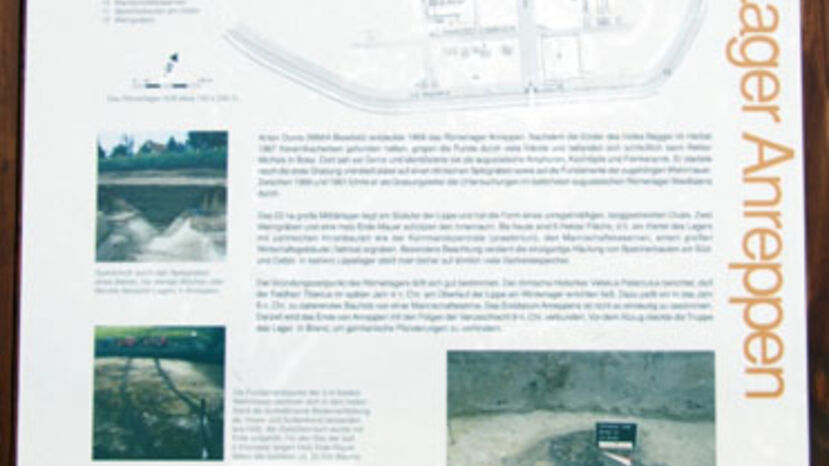 Informationstafeln an der Rekonstruktionsstätte: