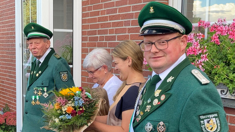 Traditioneller Ausmarsch der Schützenbruderschaft mit Jubilarsehrung