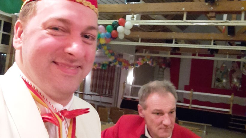 Karneval in Anreppen  Prinz Fabian I und Schorschi an der Gitarre