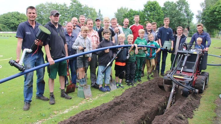 Fußballer des GWA bauen Sportplatzberegnungsanlage