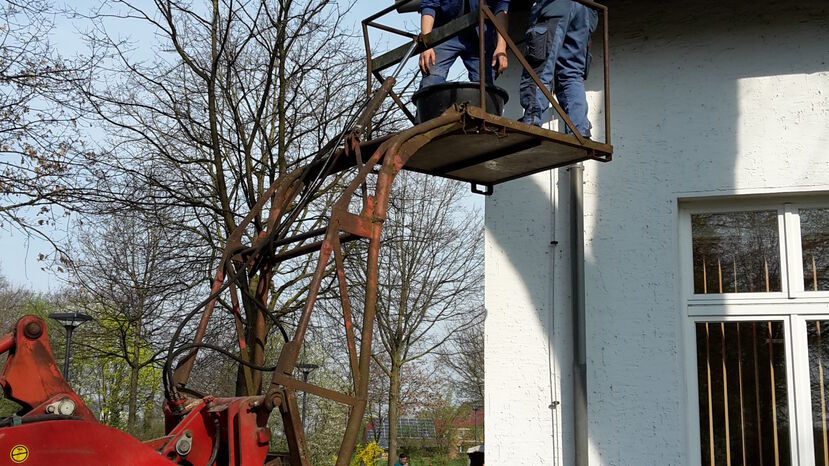 Heimatverein bei der Dachrinnenreinigung