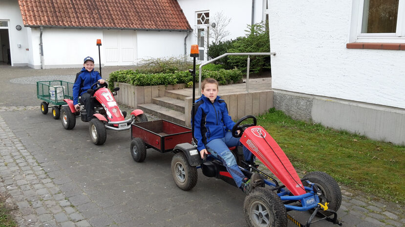 Junge Helfer mit schwerem Gerät