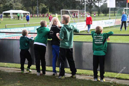 2013_Jugendfußball_Fans_an_der_Bande