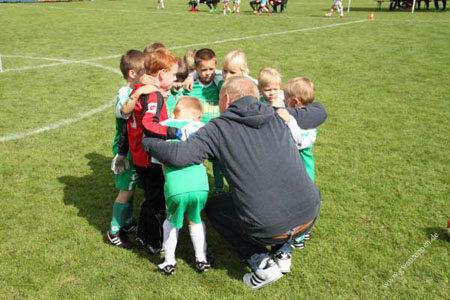 2013_Jugendfußball_GWA_Minikicker_Spielerkreis_mit_Trainer_Schoppy